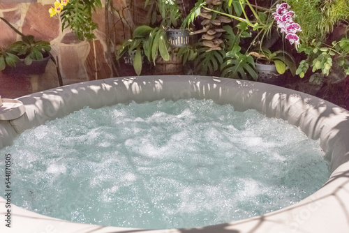 Spa extérieur, bain à bulles dans un jardin tropical Fototapet