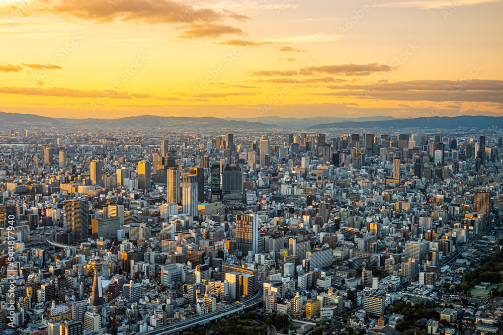あべのハルカス展望台からの夕陽に照らされる梅田の風景　【大阪夜景】