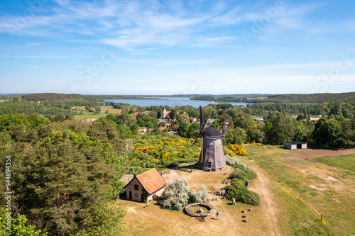 Aussicht auf die Holländerwindmühle im Dorf Benz auf der Insel Usedom aus der Luft