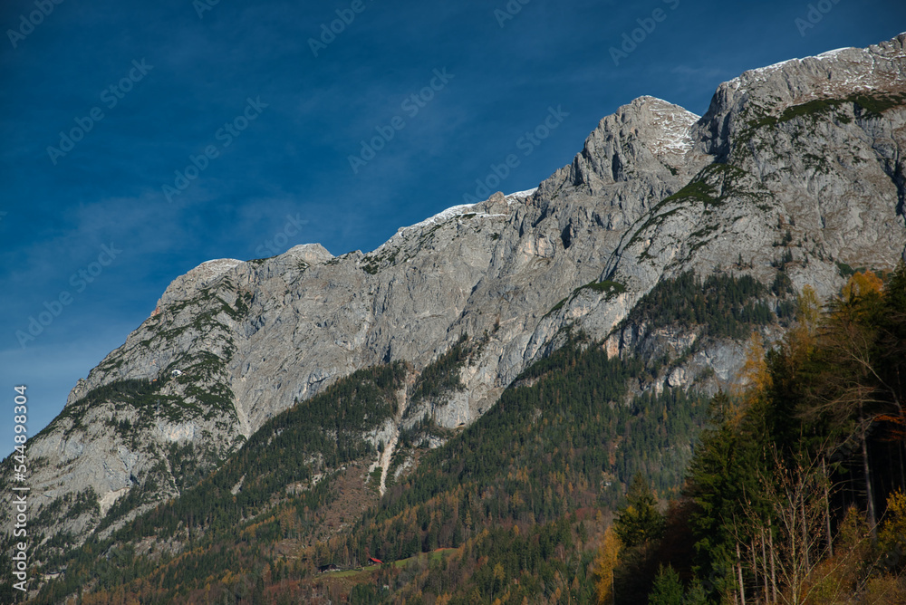 das tennengebirge mit eisriesenwelt Seilbahnstation von werfen Pongau Salzburg Österreich gesehen im Herbst unter blau Himmel mit wolken