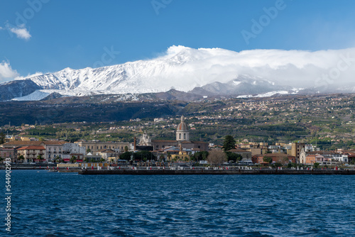 Veduta di Giarre con il vulcano Etna alle spalle, Sicilia