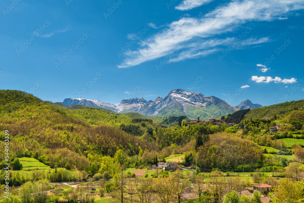 Obraz premium Veduta sulle valli e le alpi Apuane in Garfagnana, Toscana