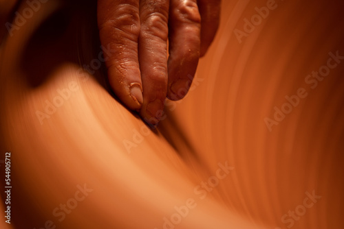 Homme qui fait de la poterie sur des gros vases