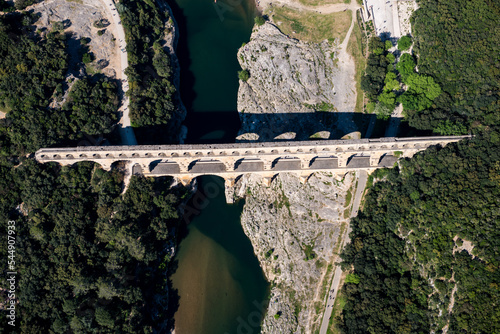 Pont du Gard avec ombre en vue aérienne