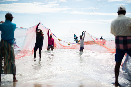 Pêcheurs sri Lanka au filet avec poissons Fototapet