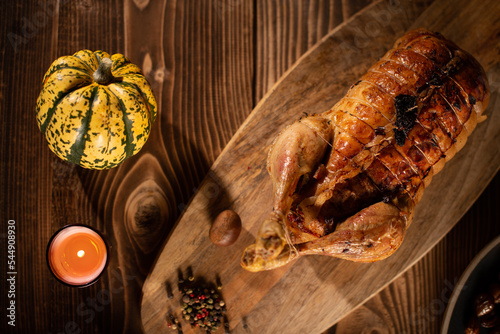 Repas de fête au poulet et chapon de noël