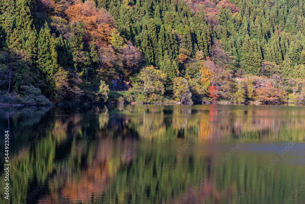Fototapeta premium 紅葉する山と川の水面に映る紅葉