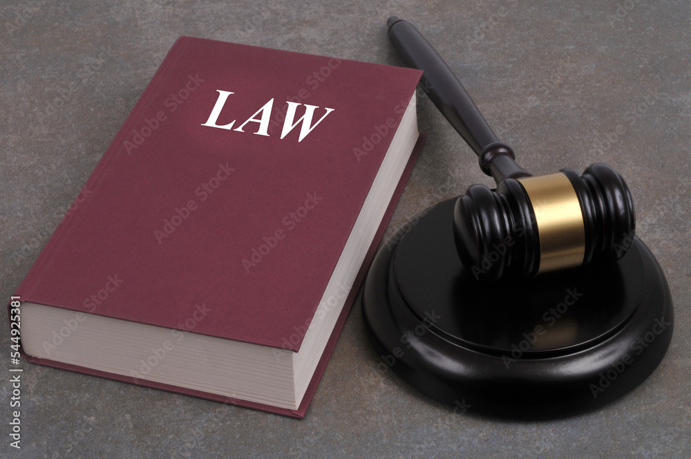Livre de loi avec un marteau de juge Livre de loi avec un marteau de juge