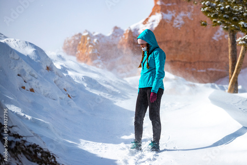 Fotografia hiker girl stands on snowy path during snow blizzard in bryce canyon national pa