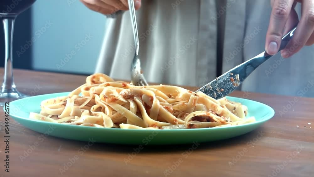 A plate with spaghetti rolled up on a fork 
