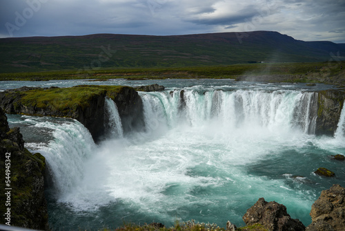 Gigantischer Wasserfall auf der Vulkaninsel Island
