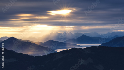 Bergpanorama zum Sonnenaufgang in den Alpen.