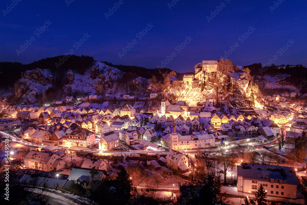 Fränkisches Dorf im Winter zur blauen Stunde.