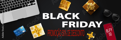 cartão ou banner para Black Friday em branco com 50% de desconto em vermelho sobre fundo preto com cartão azul, presentes, óculos, computador