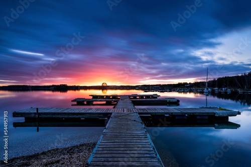 Sonnenuntergang an einem See mit Steg.