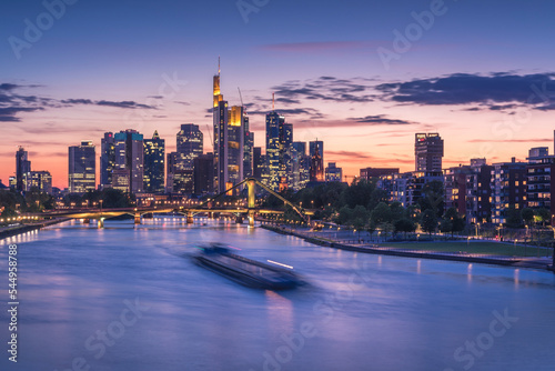 Frankfurter Skyline zum Abendlicht in der blauen Stunde. photo