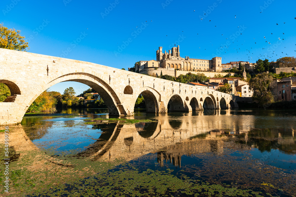 Obraz premium Old bridge over the Orb river and Saint Nazaire cathedral in Béziers, Hérault, Occitanie, France