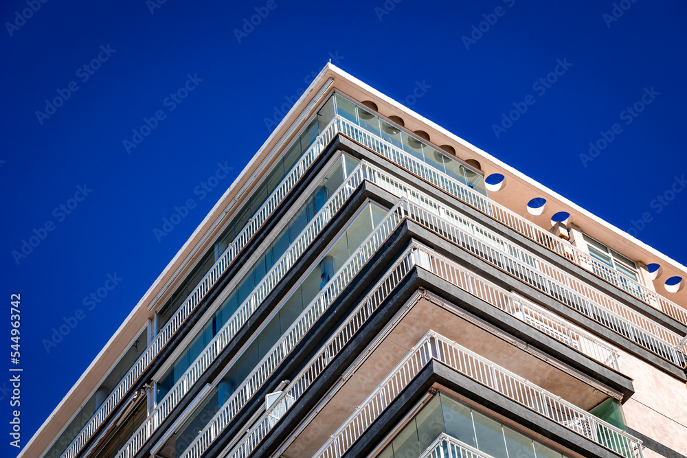 Immeuble moderne sur fond de ciel bleu 