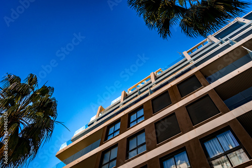Immeuble moderne sur fond de ciel bleu  © Concept Photo Studio