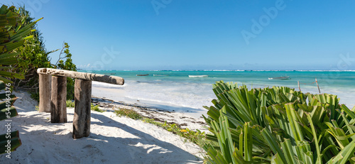 Sansibar, am Strand der Matemwe Beach mit Algaven und trationellen Holzbooten. Die Küste der karibischen Insel in der Nähe von Sun Bay Milele Beach und blauer Himmel ein Panorama. photo