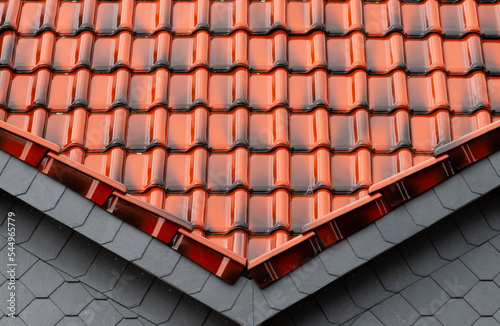 Bicolor roof tiles combined with gray shingles