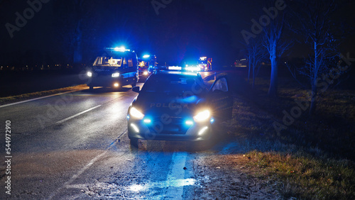 Służby ratunkowe policja, straż i pogotowie podczas akcji ratunkowej wypadku samochodowego.