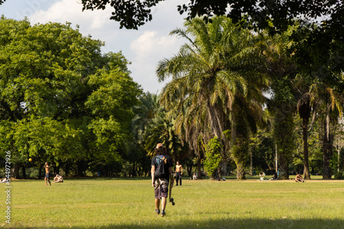 frequentadores do parque aproveitando a tarde ensolarada para caminha, fazer exercícios e relaxar