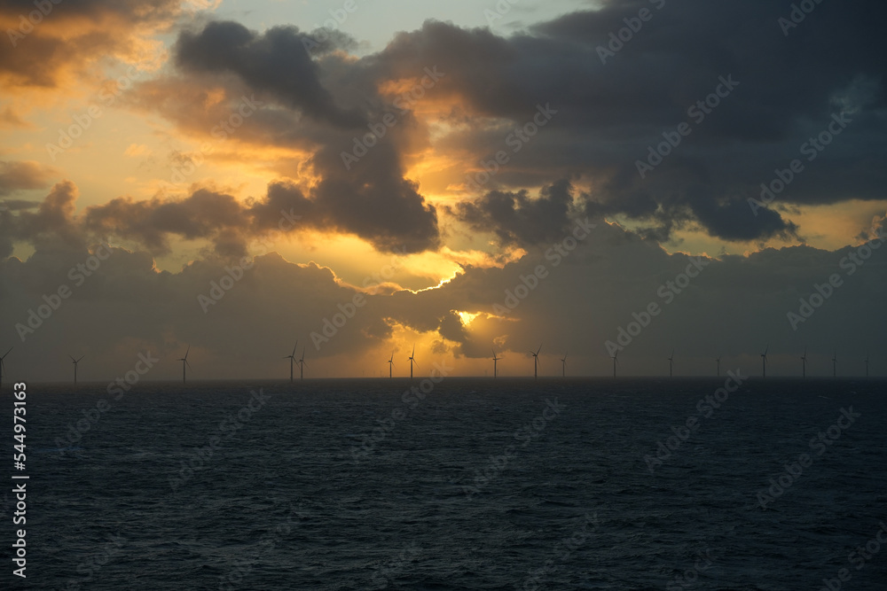 Morgenstimmung auf der Nordsee mit Windpark
