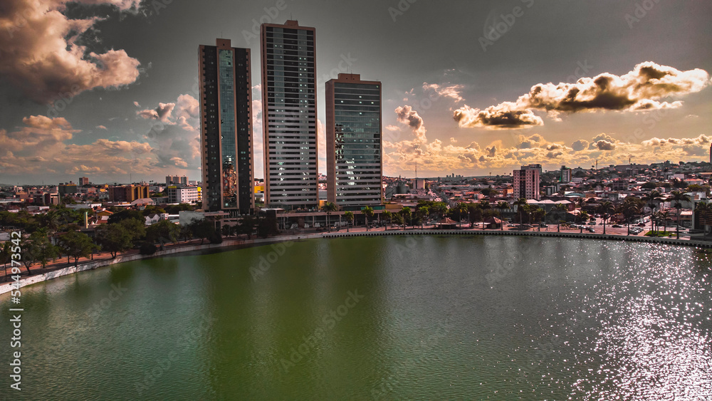 Naklejka premium Açude Velho Hídrico Campina Grande Paraíba Nordeste Brasil Abastecimento Água Paisagem Urbano Prédios Lagoa Lago Verde Sesi Aéreo Drone