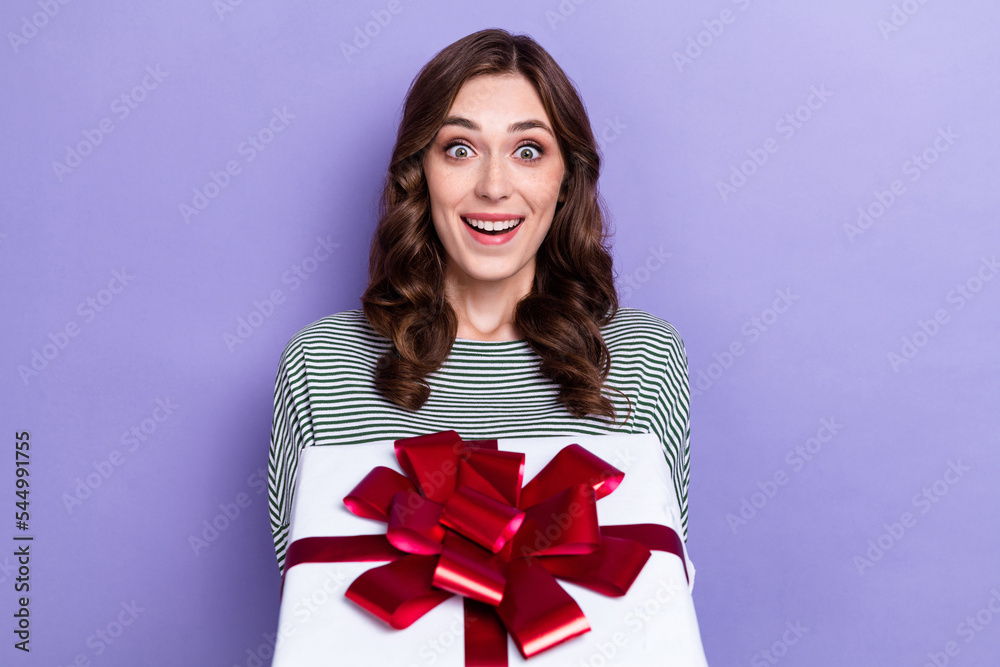 Photo of astonished pretty cute lovely girlfriend lady hand hold box preparing new year christmas party isolated on purple color background Photo of astonished pretty cute lovely girlfriend lady hand hold box preparing new year christmas party isolated on purple color background