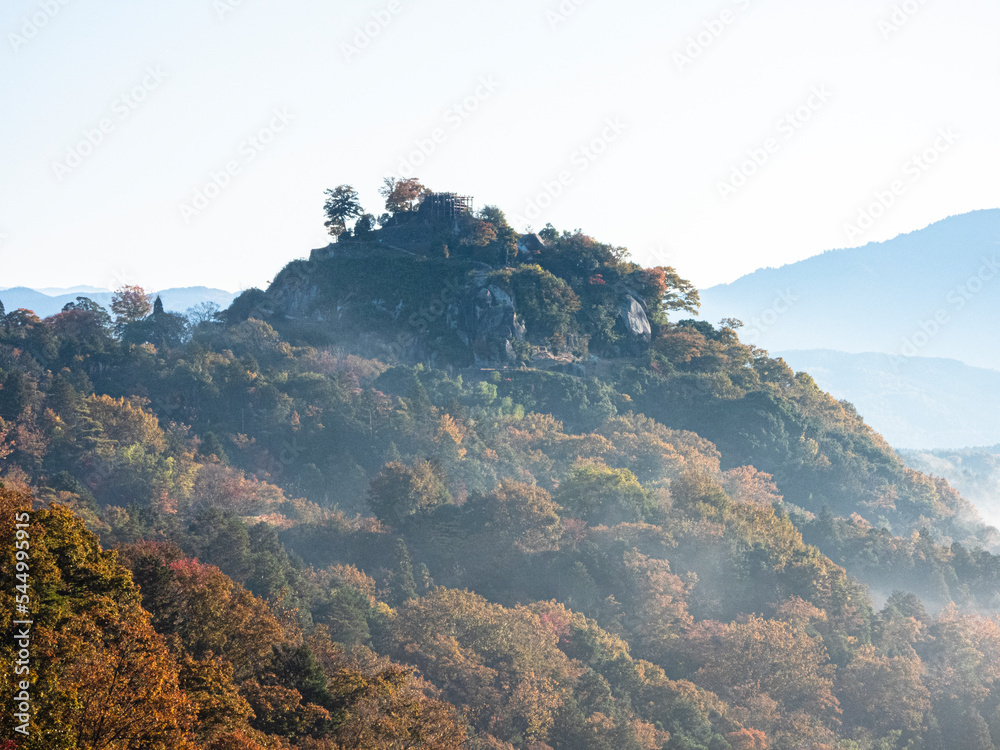 朝靄漂う秋の苗木城跡