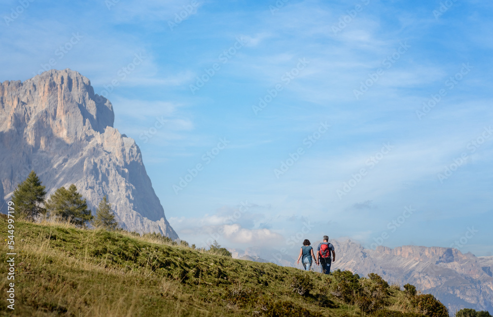 Obraz premium Hikers hiking in Alpe di Siusi - Seiser Alm