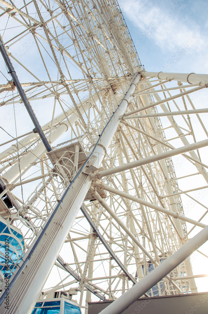 Fototapeta premium ferris wheel on a blue sky