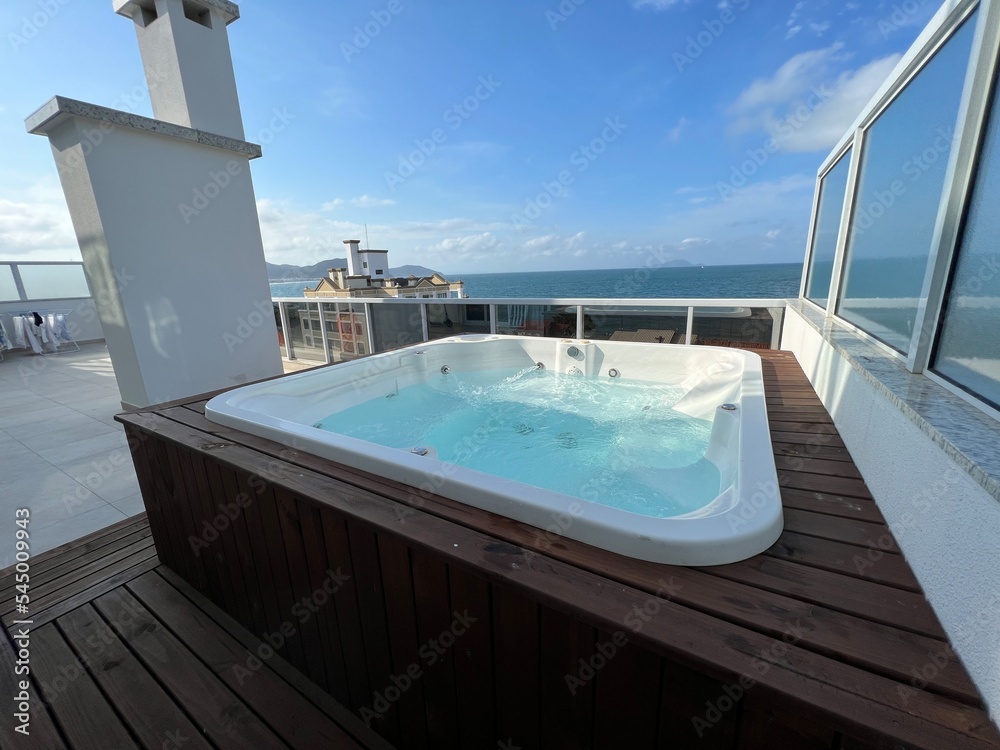 Obraz premium Banheira de Hidromassagem com Vista Mar / Hot Tub with Sea View