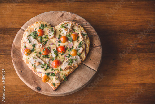 pizza con forma de corazón, tomates 