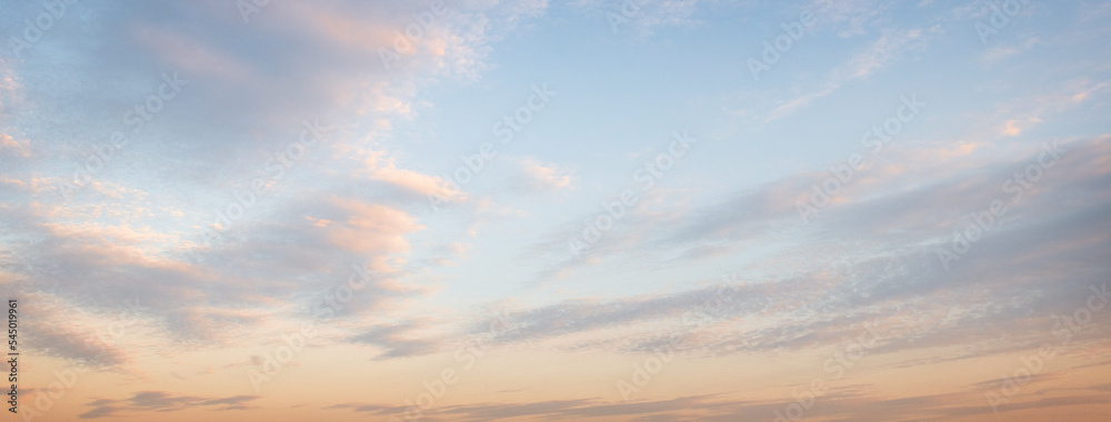 Obraz premium ペールトーンの空の背景テクスチャー