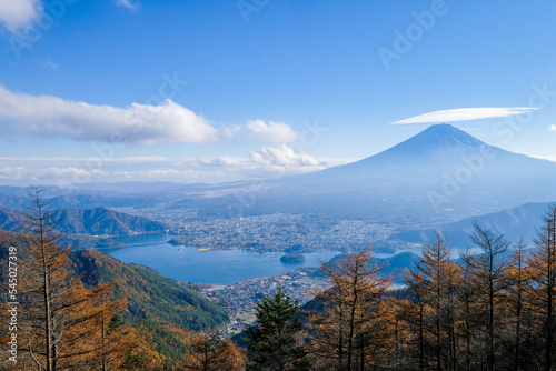 展望台からの山梨県河口湖と富士山 © Kazu8