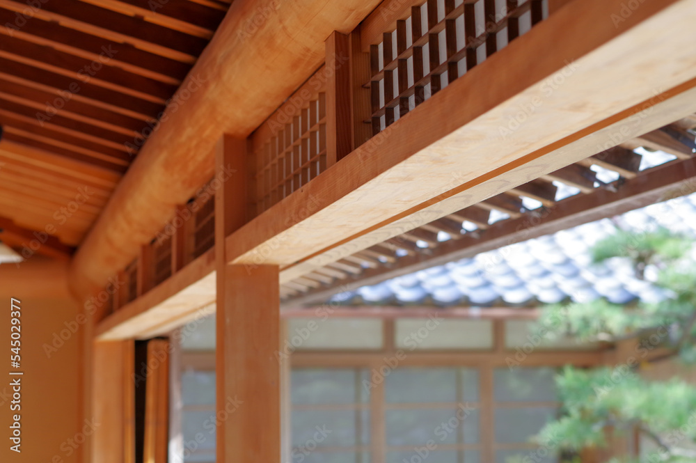 日本の縁側の欄間 Photos | Adobe Stock