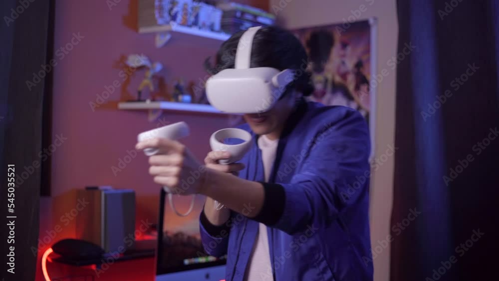 Joven juega un juego de disparos en realidad virtual.