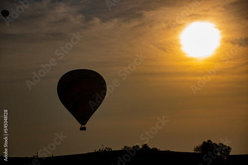 Globos aerostáticos al amanecer en la zona arqueológica de Teotihuacán