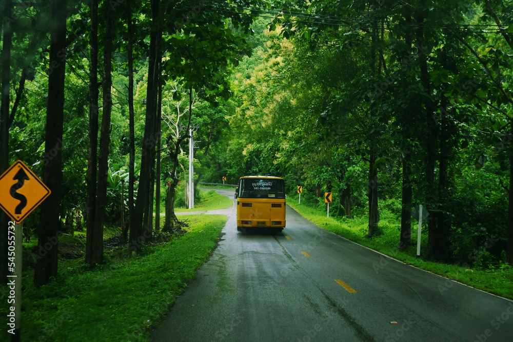 Obraz premium bus stop on the road