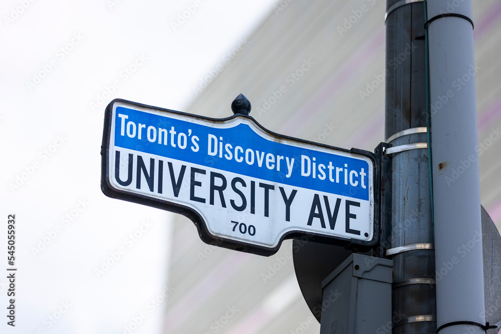 Φωτογραφία University Avenue street signage in downtown Toronto, Ontario, Canada