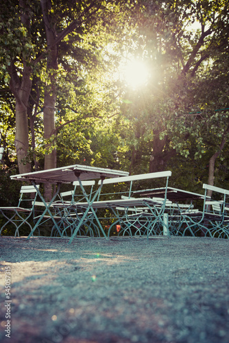 Sonnenschein, Biergarten mit Tischen