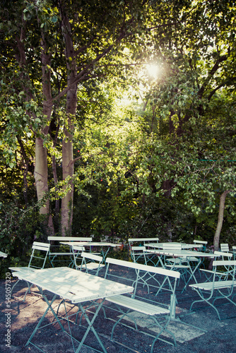 Sonnenschein, Biergarten mit Tischen