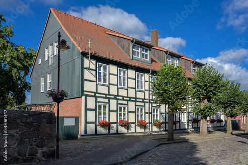 Restaurierte "Alte Schule" in Joachimsthal. Die Inschriften auf der Fassade wurden entfernt