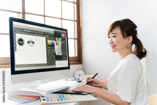 ペンタブを使ってインテリアデザイナー・カラーコーディネーターの仕事をする日本人女性 