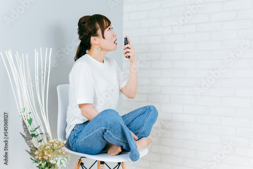 Photography 喉にスプレーをふく日本人女性