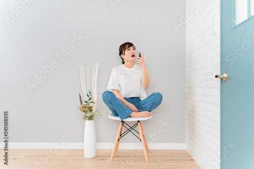 Photography 喉にスプレーをふく日本人女性