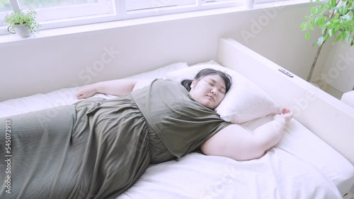 ベッドで寝る女性