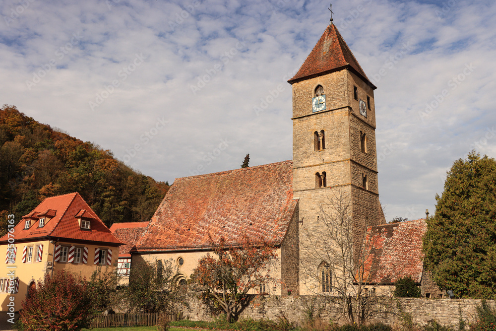 Herbstliches Taubertal; St. Peter und Paulkirche in Detwang bei Rothenburg